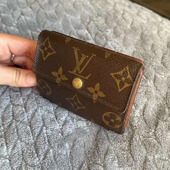 Louis Vuitton Monogram Card Holder - Picture 16 of 16